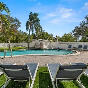  Holiday home 2b1b Stylish Little House W Shared Pool 511